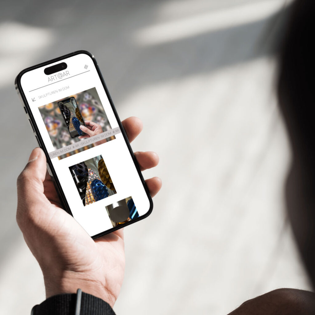 Webdesign AR Kunst Website wird auf dem Handy angezeigt